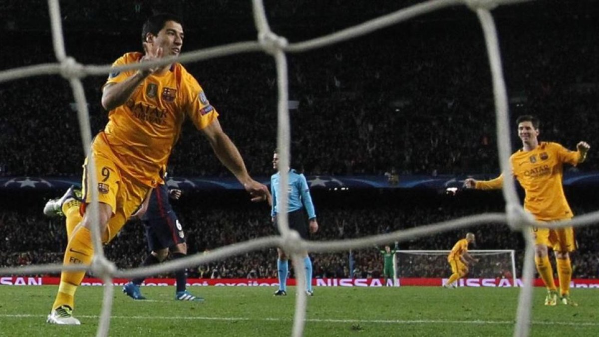 Luis Suárez celebra el segundo gol de su cuenta y del Barça en la victoria sobre el Atlético en la ida de los cuartos de final.-EMILIO MORENATTI