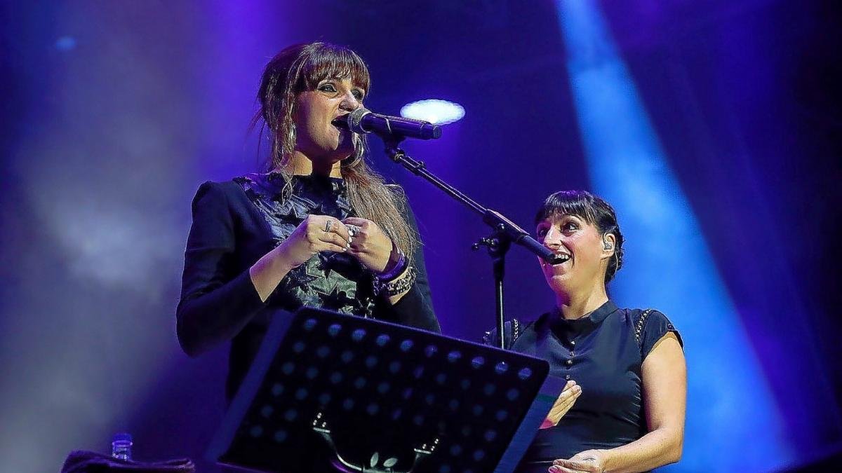 Rozalén y Beatriz Romero en un momento de la actuación.-PHOTOGENIC / CÉSAR MINGUELA