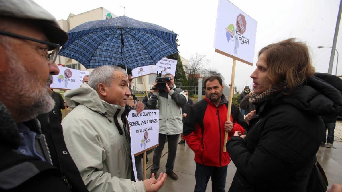 El portavoz del Grupo Parlamentario Podemos, Pablo Fernández, se reúne con los trabajadores de Tragsa que permanecen encerrados en protesta por el ERE anunciado por la empresa.-ICAL