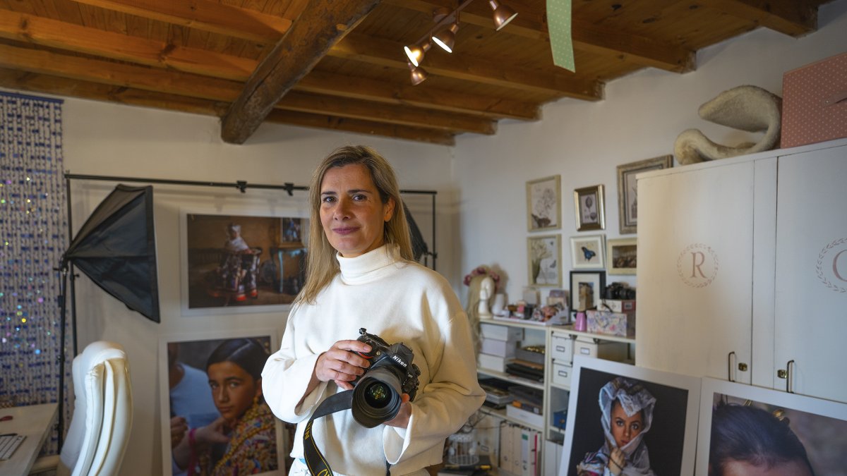 La fotógrafa Rosa Gómez, en su estudio de La Alberca, en la Sierra de Francia salmantina