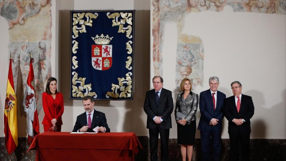 Felipe VI durante la firma del documento acompañado por la reina Letizia, Herrera, Cospedal, Dastis y Zoido.-J.M. LOSTAU