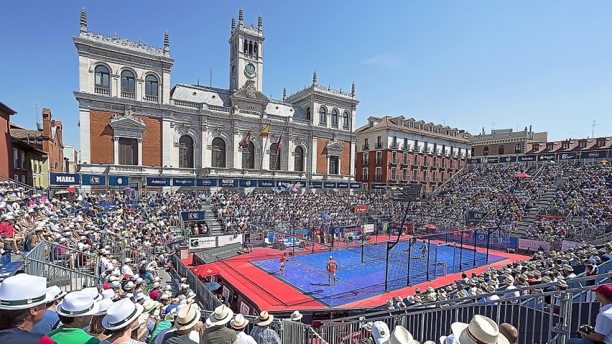 Imagen de archivo de una edición del World Pádel Tour en la Plaza Mayor de Valladolid / PHOTOGENIC