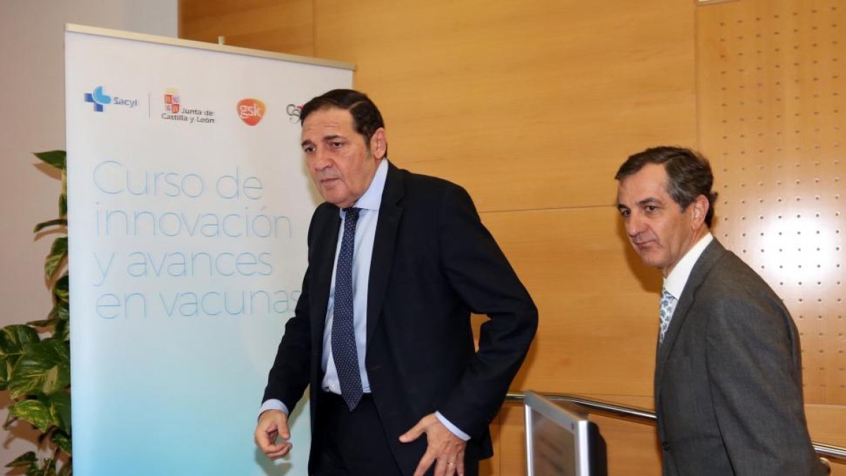 El consejero de Sanidad, Antonio María Sáez Aguado, y el director del Instituto de Ciencias de la Salud, Alberto Caballero (D), participan en Valladolid en el acto inaugural del curso de innovación y avances en vacunas-Rubén Cacho / ICAL