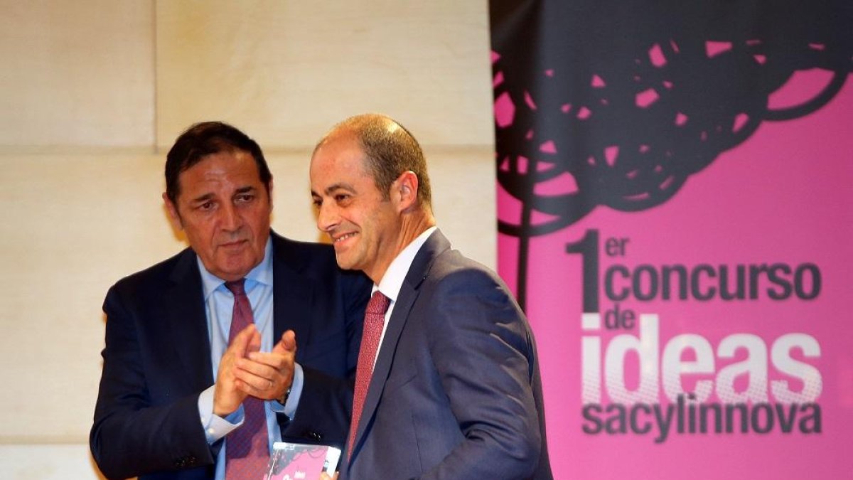 Sáez Aguado, entrega a Miguel Toledano, cirujano general del Hospital Medina del Campo (Valladolid), el tercer premio del concurso de ideas 'Sacyl Innova'.-ICAL