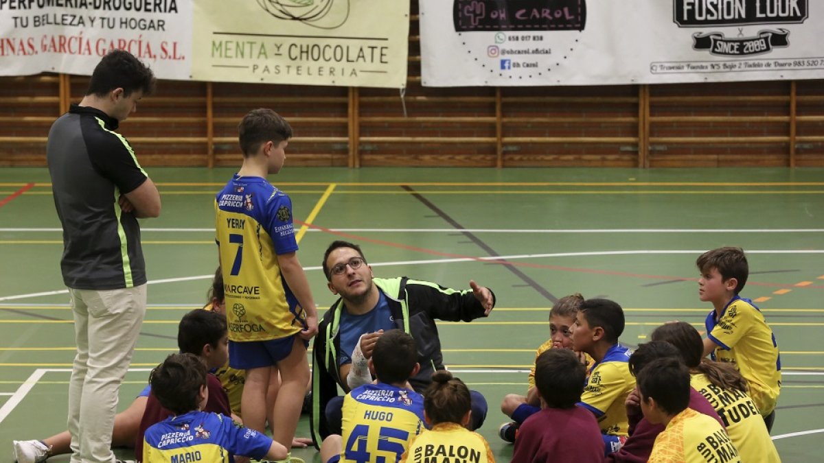 Jornada de balonmano en los Juegos Escolares de la Diputación. / MONTSE ÁLVAREZ