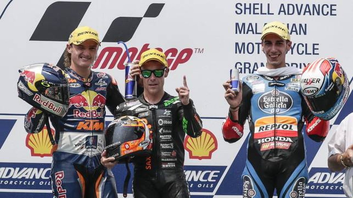 Jack Miller, Efren Vázquez, ganador de Moto3 en Malasia, y Àlex Rins, en el podio de Sepang.-EFE