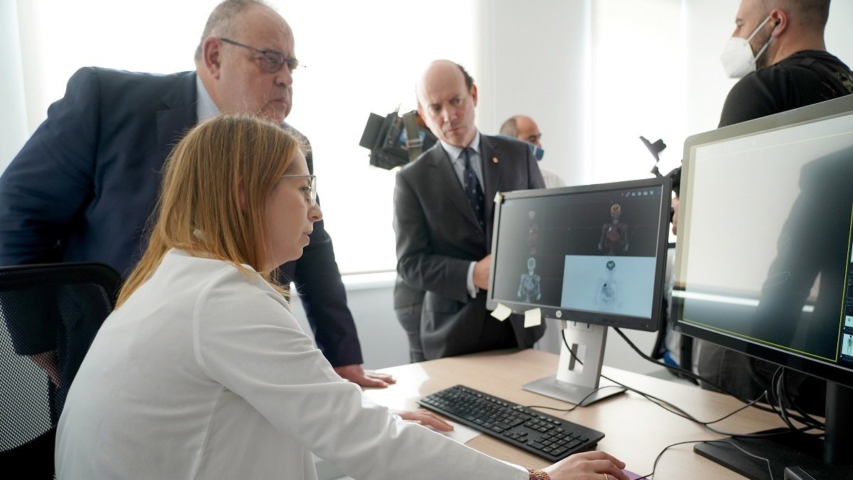Alejandro Vázquez visita los nuevos equipos oncológicos del Clínico.- ICAL