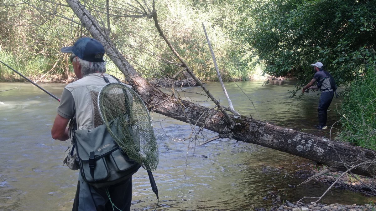 Una pareja de pescadores trucheros en un río de Castilla y León la pasada temporada. / LDF