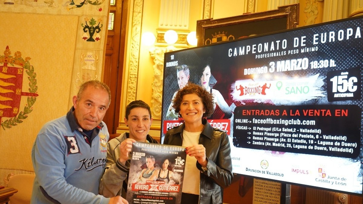 Julio López, Isa Rivero y Mayte Martínez con el cartel del combate. / EM