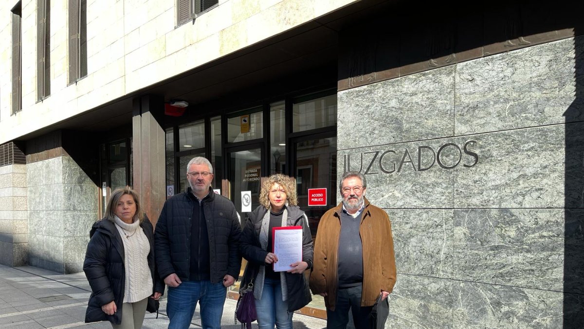 Concejales socialistas de Laguna de Duero (Valladolid) presentando la denuncia contra el equipo de Gobierno - GRUPO MUNICIPAL SOCIALISTA
