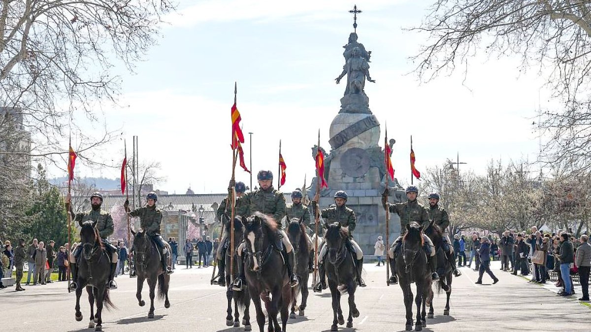 Ensayo general del desfile militar por los 375 años del Regimiento de Caballería Farnesio 12. J. M. LOSTAU
