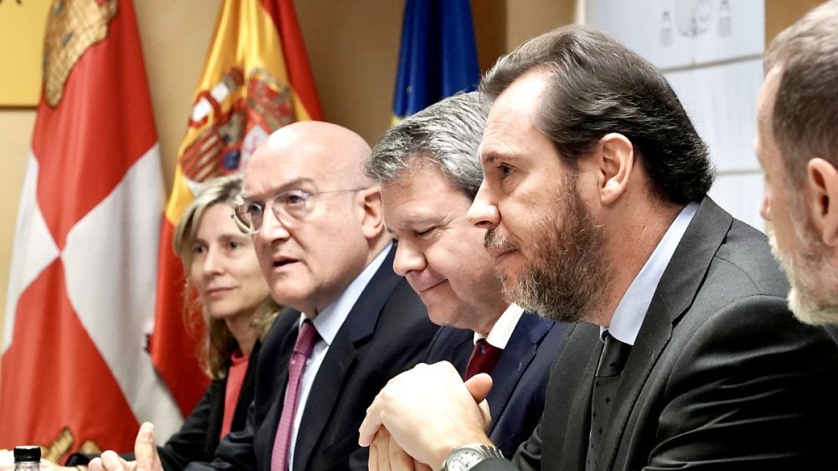 Jesús Julio Carnero y Óscar Puente en la reunión del Consejo de Administración de la Sociedad Valladolid Alta Velocidad, el 23 de febrero. ICAL