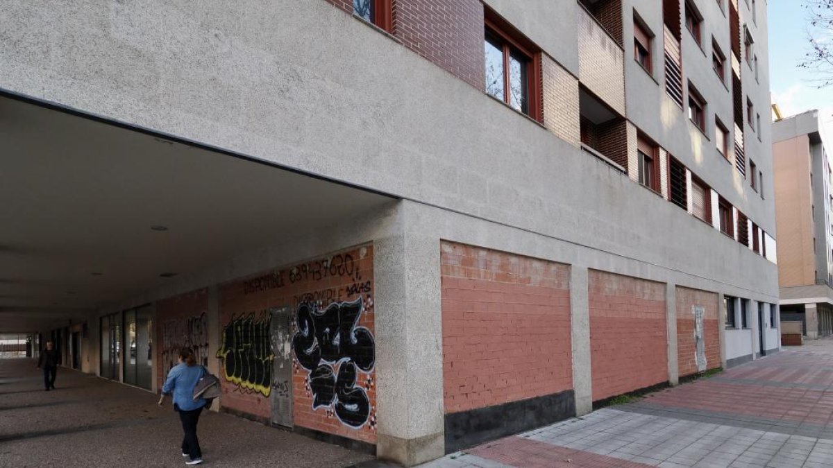 Local que estaba vacío y se ha transformado en 4 apartamentos en la calle Santa María de Moreruela en Valladolid. -PHOTOGENIC