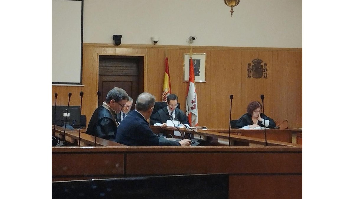 El policía nacional, en primer plano, junto a su defensor durante el juicio que ha quedado este lunes visto para sentencia en la Audiencia de Valladolid. - EUROPA PRESS