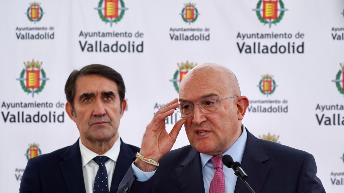 El alcalde de Valladolid, Jesús Julio Carnero, junto al consejero de Medio Ambiente, Vivienda y Ordenación del Territorio, Juan Carlos Suárez-Quiñones. ICAL