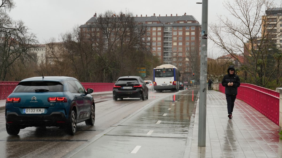 Varios coches y un autobús circulan por el mismo carril en el puente de Poniente. J.M. LOSTAU
