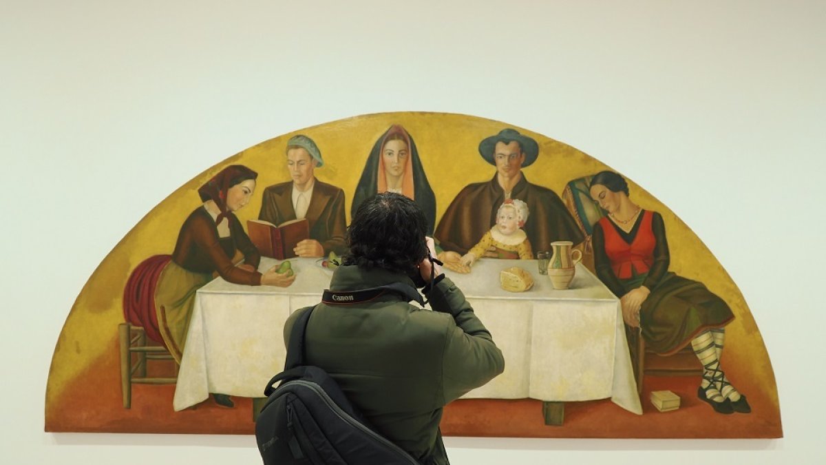 Un fotógrafo se detiene ante el mural ‘La cena’, de 1937. | P. REQUEJO - PHOTOGENIC