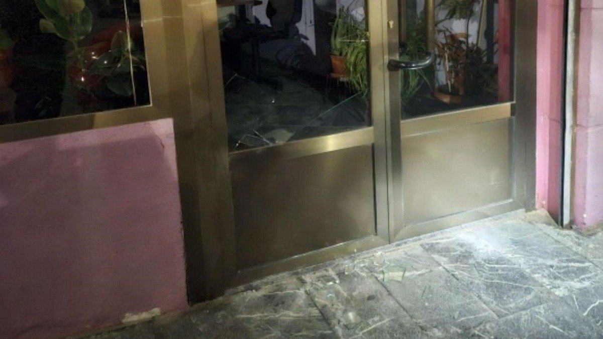 Detalle de los cristales rotos en un establecimiento de Medina del Campo.- POLICÍA NACIONAL