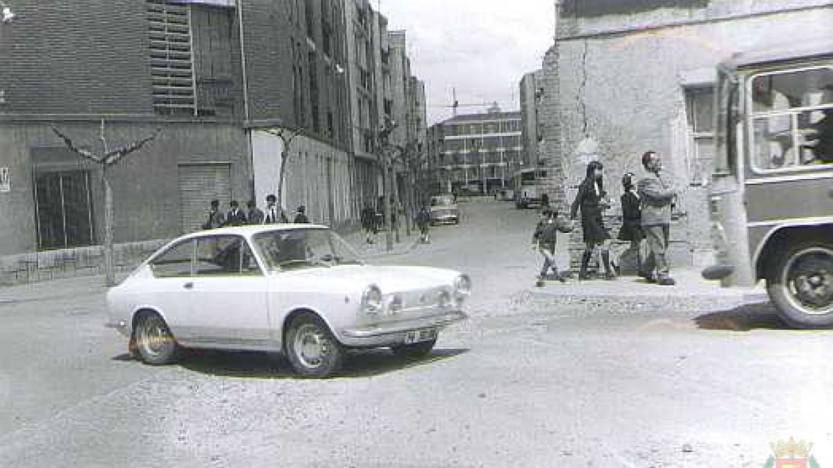 La calle Covadonga de Valladolid, con peatones y vehículos circulando en 1970 - ARCHIVO MUNICIPAL