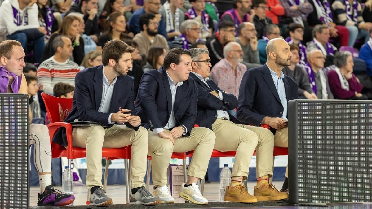 Alejandro Paniagua, en el banquillo del UEMC Real Valladolid junto al resto del staff técnico. / RVB