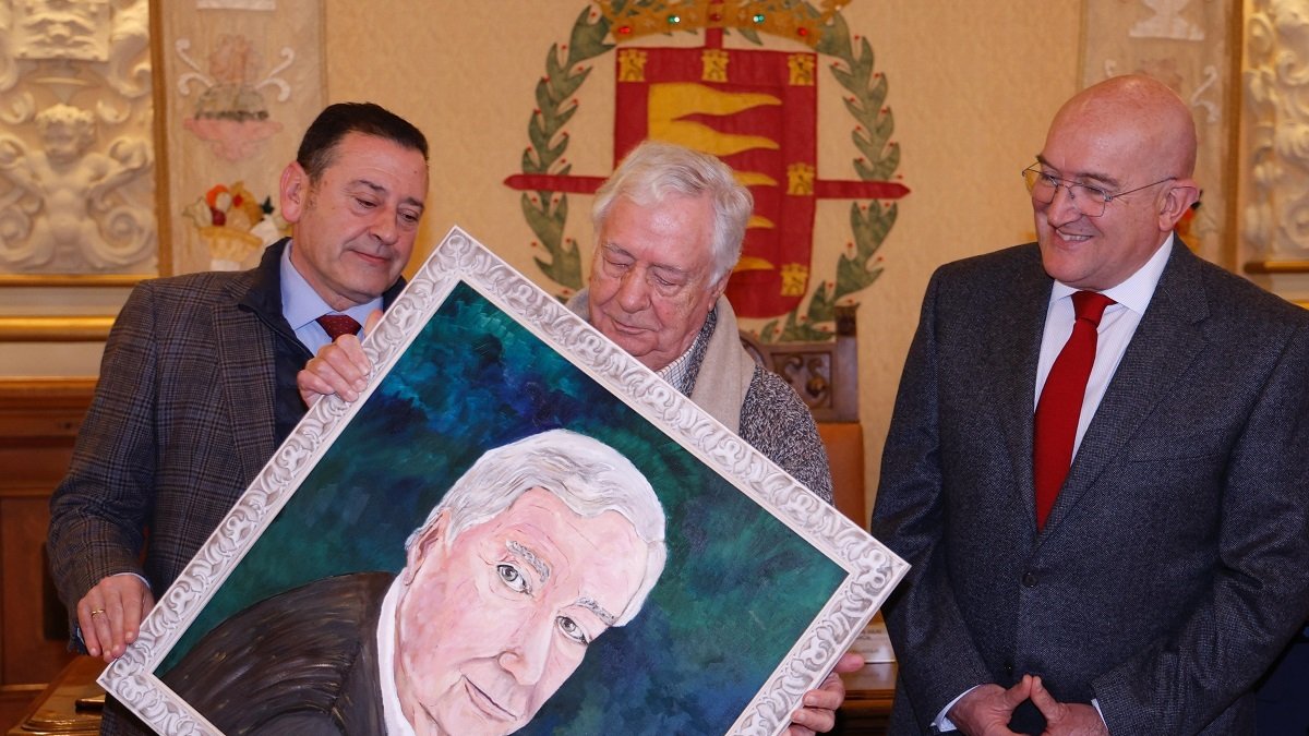 Carnero, junto al ilustrador Jesús Redondo, en el homenaje que se le brindó en el Ayuntamiento.- E. M.