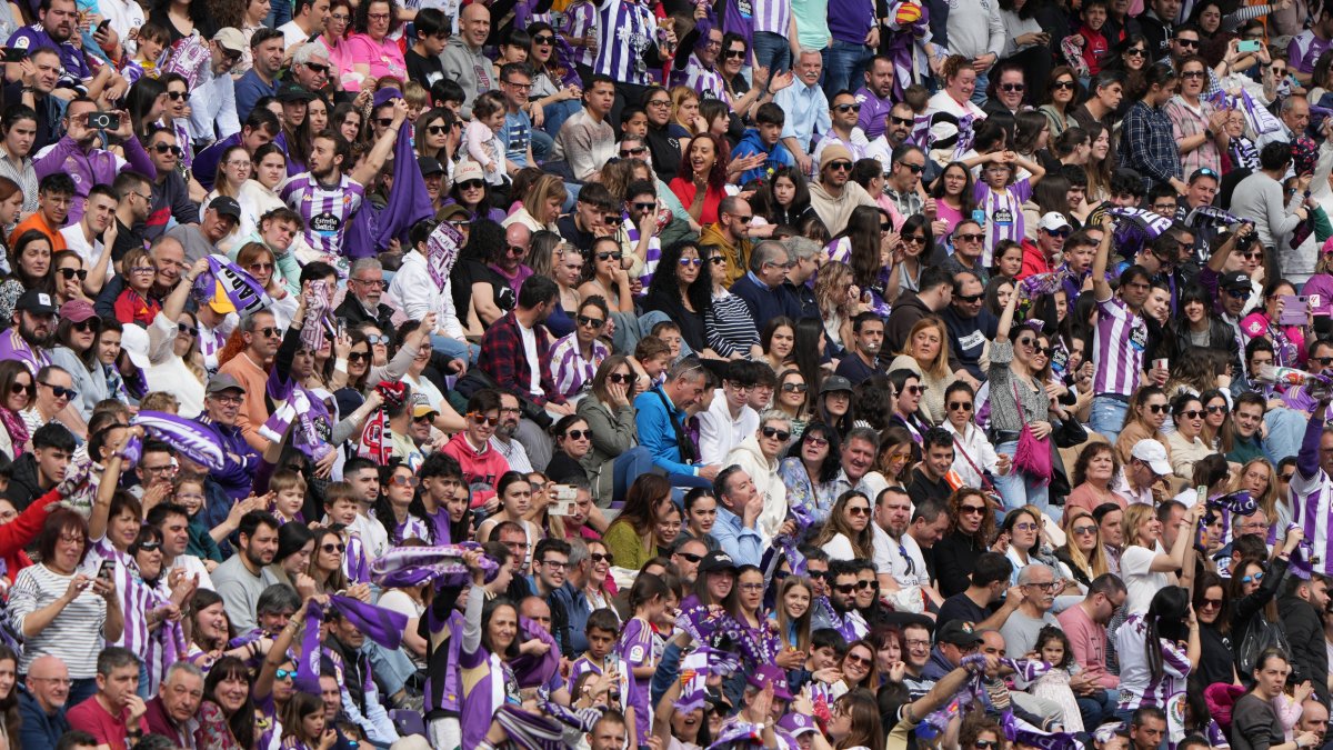 Aficionados en las gradas de Zorrilla. / LOSTAU