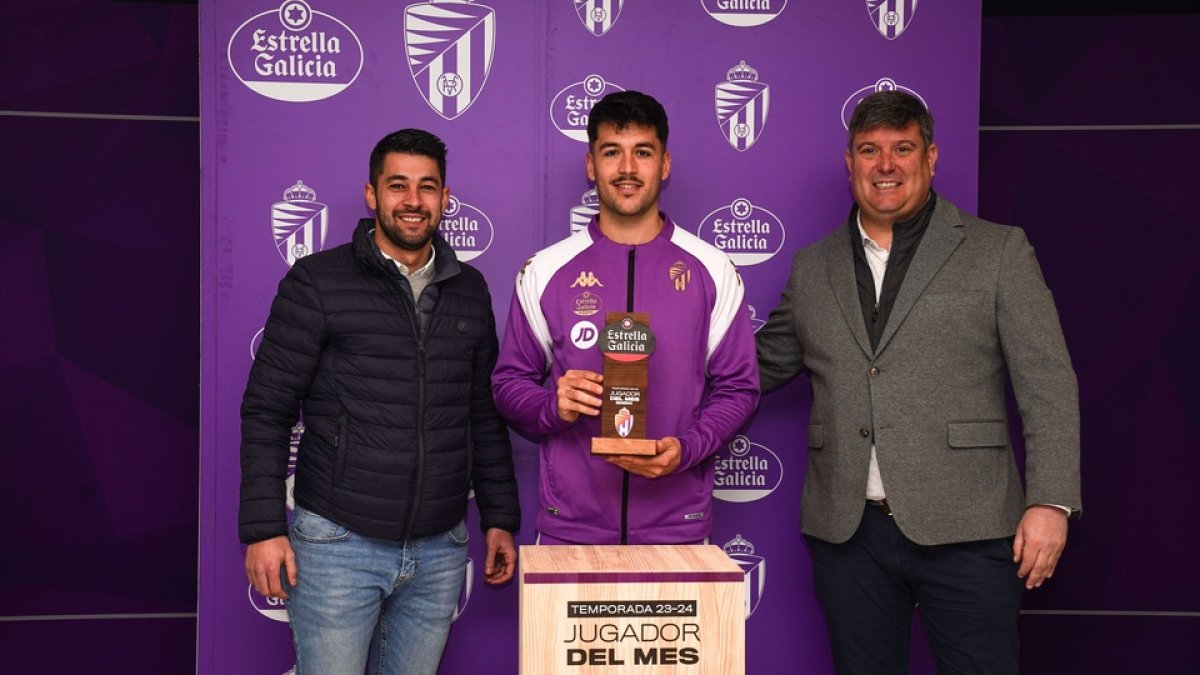 Meseguer recibe el Trofeo 'Estrella Galicia' del mes de enero. / RV / I. SOLA