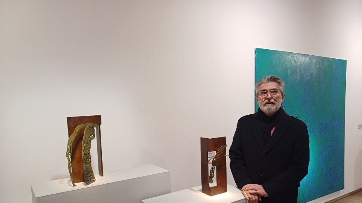 Miguel Isla junto a dos obras de su serie 'Arquitecturas para el agua'. | E. M.