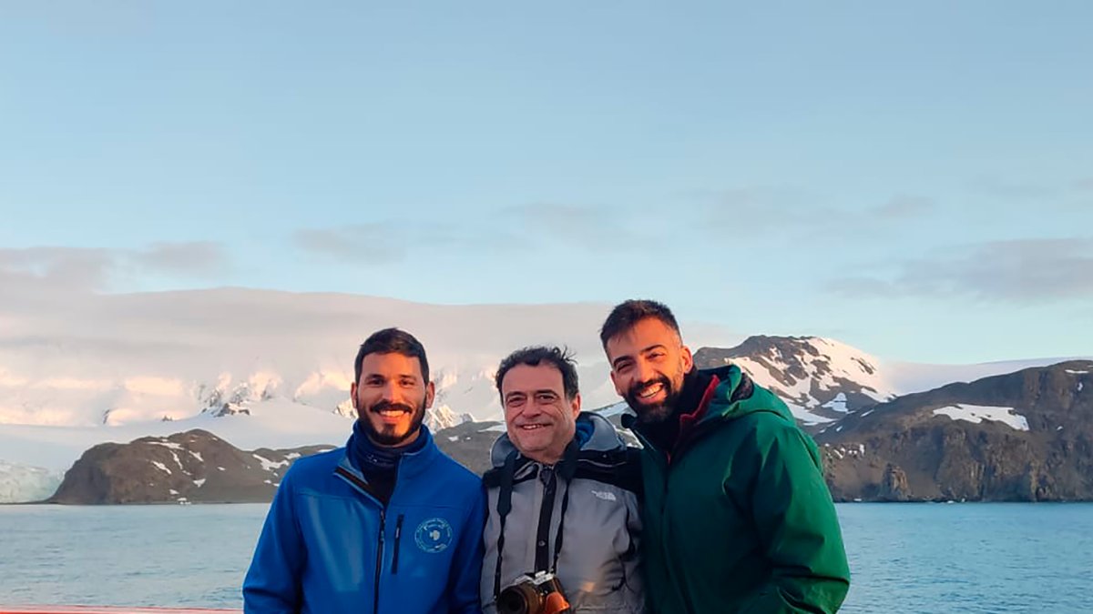 Dimitris Evangelinos, José Abel Flores y Adrián López Quirós, a bordo del Hespérides en la Campaña Antártica Española. -E.M.