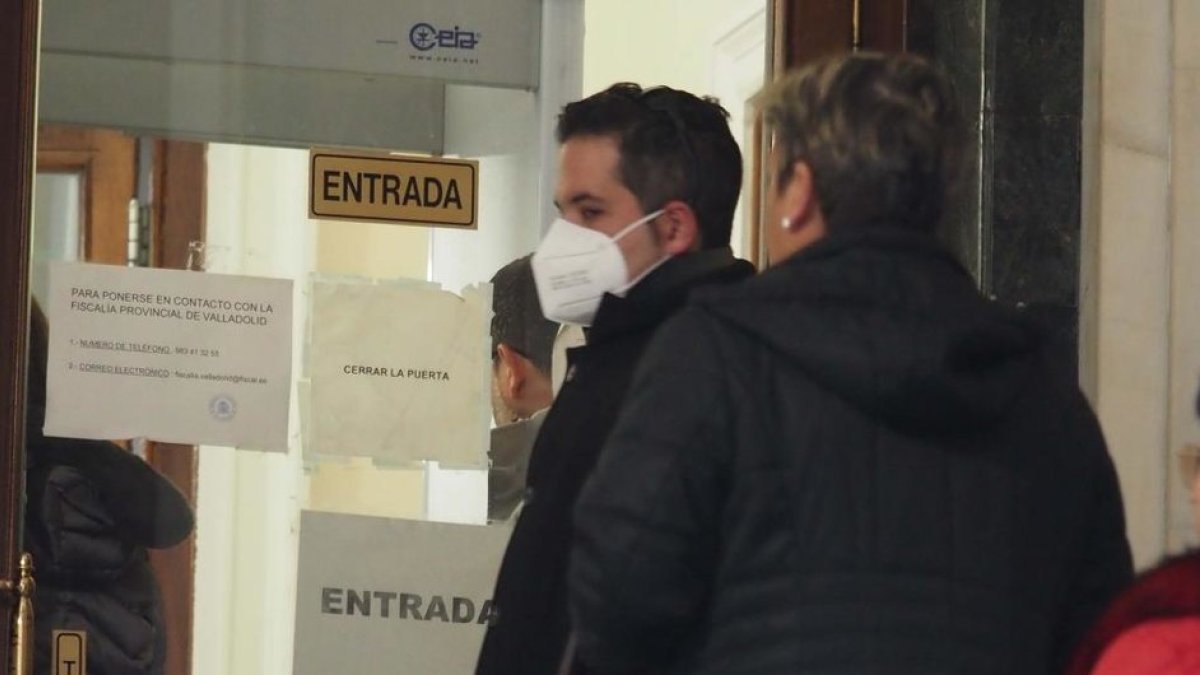 El exprofesor de Medina accede al Palacio de Justicia de Valladolid en el primer juicio por abusos. -PHOTOGENIC