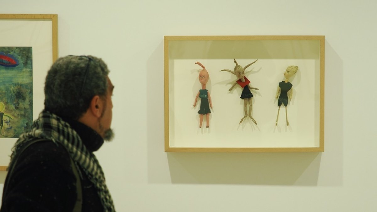 Un hombre contempla algunas de las brujas de Delhy Tejero. | PHOTOGENIC