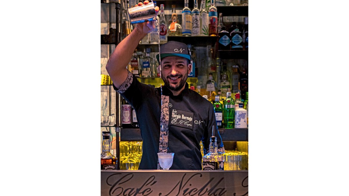 Sergio Bermejo sirviendo un coctel en el Café Niebla. -LA POSADA