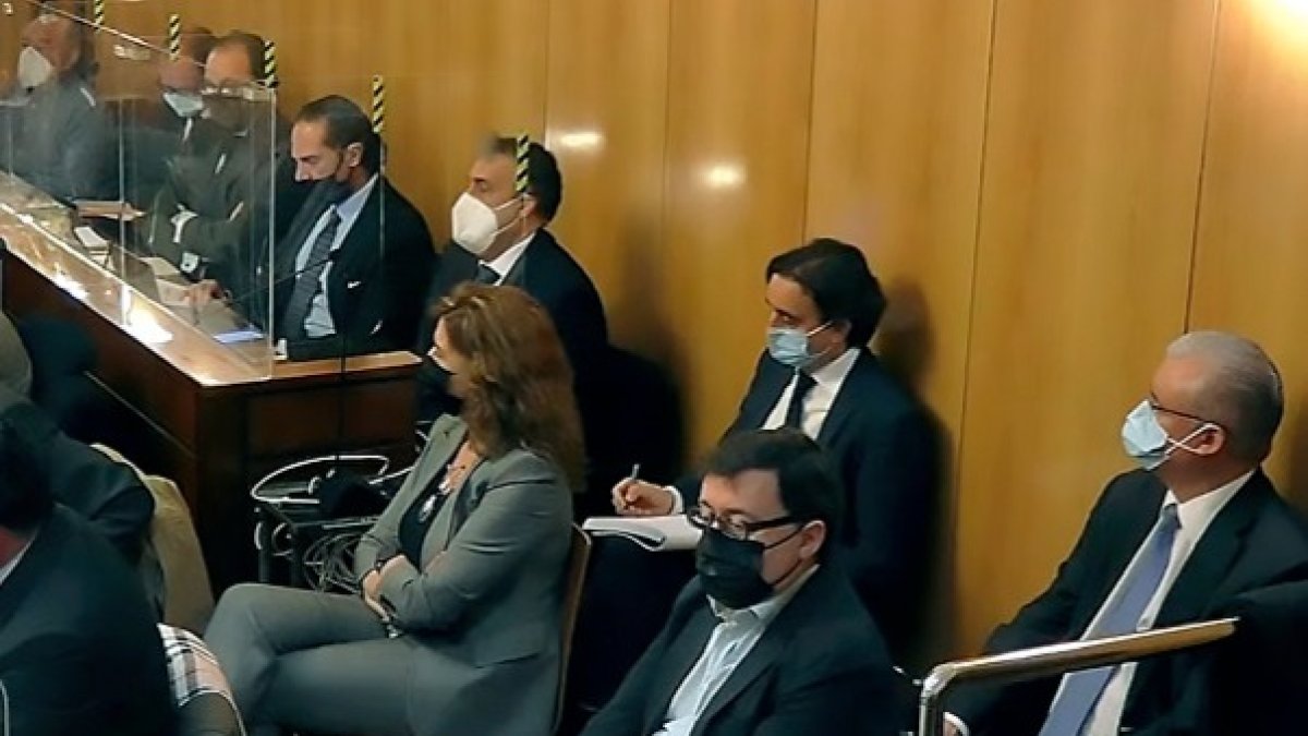 Los acusados por la trama de corrupción de la Perla Negra, con Rafael Delgado y Begoña Hernández en primer término, en la sesión en la que se suspendía el juicio en marzo de 2022.- E. M.