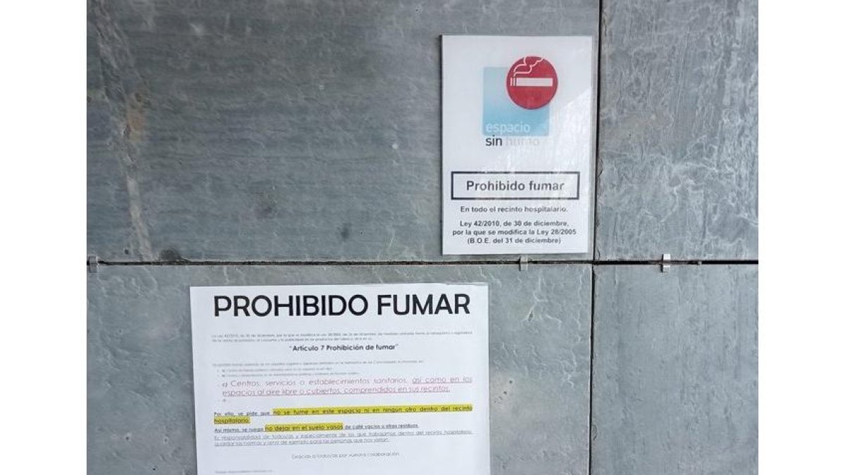 Carteles que han instalado en un hospital de Valladolid para revenir que la gente fume en el espacio - POLICÍA MUNICIPAL