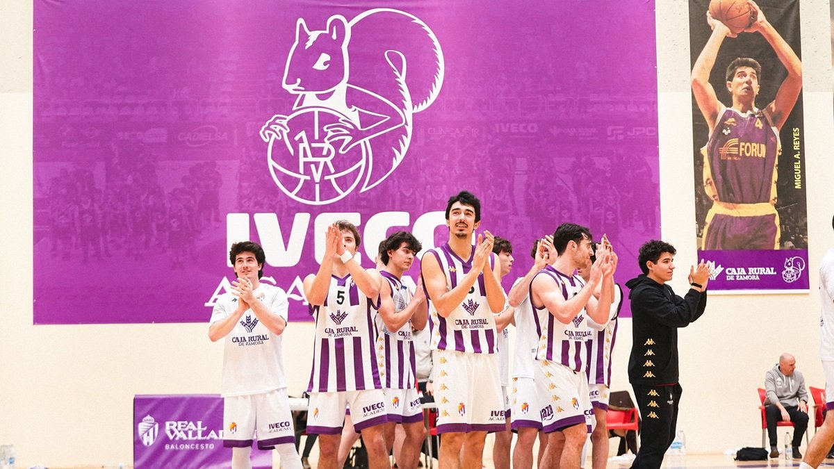 Los jugadores del  Caja Rural Real Valladolid Baloncesto de Primera Nacional celebran el ascenso matemático a la Liga EBA.