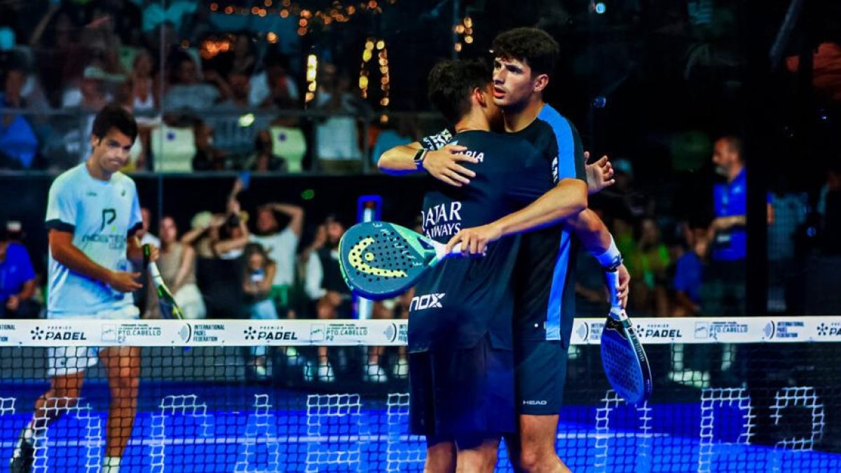 Coello se abraza con Tapia tras ganar la semifinal en Puerto Cabello
