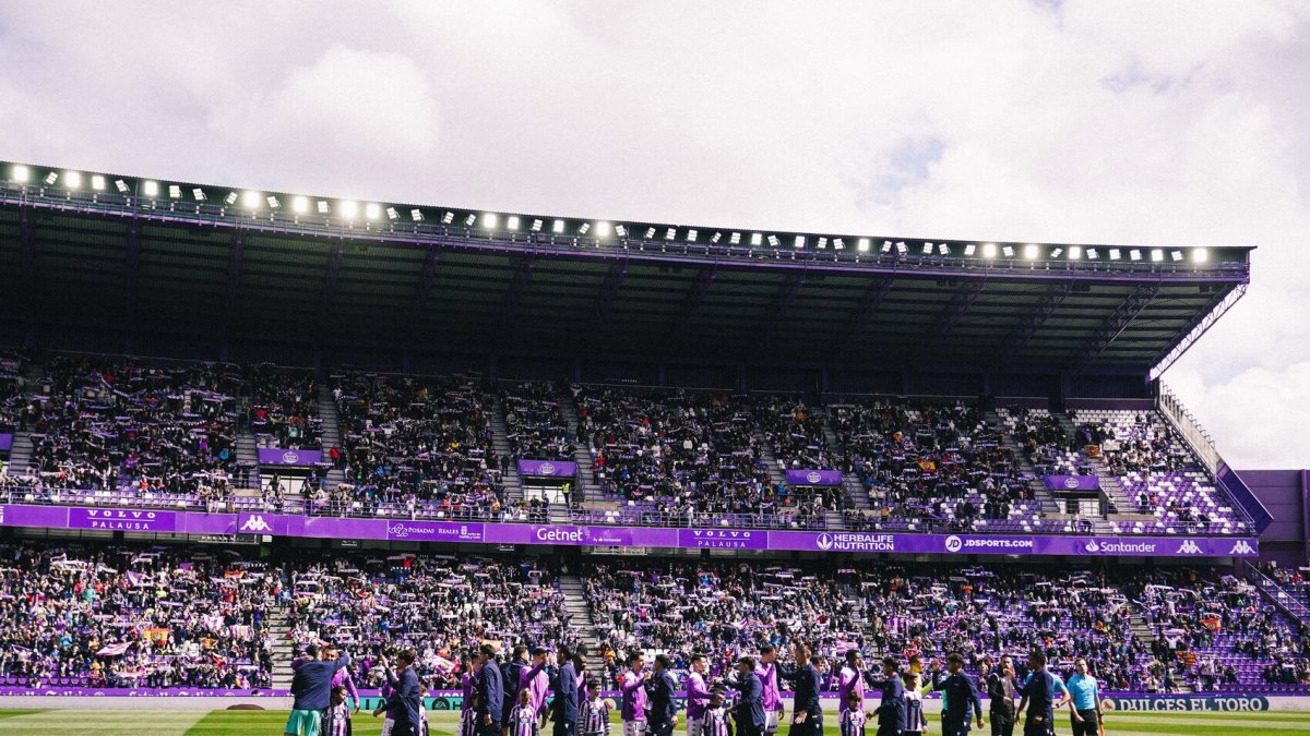 Jugadores de Real Valladolid y Levante se saludan, con la afición cantando el himno.