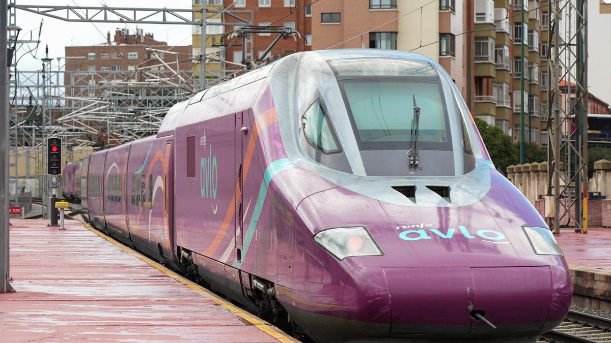 VALLADOLID. 08/04/2024. Imágenes de la salida del primer tren de Renfe AVLO en la estación de Campo Grande de Valladolid. PHOTOGENIC/E. GARCIA.