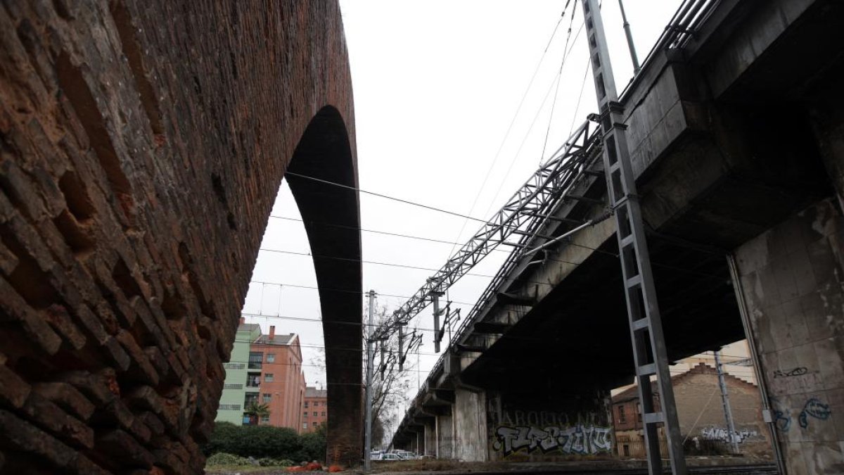 Un ángulo peculiar del Arco de Ladrillo, el modesto, particular e industrial 'Arco de Triunfo' de Valladolid en una foto de archivo. Horizontal