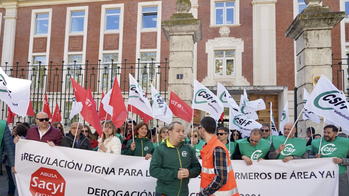 Concentración de la Agrupación de Profesionales de Área de Castilla y León (AMEACyL) ante la Consejería de Sanidad