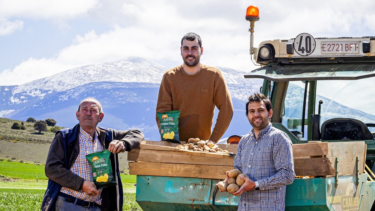Aperitivos de Añavieja surgió como una idea para rentabilizar la patata en un momento bajo. Hoy llega a 17 países, transforma dos millones de kilos, suma premios y pronto doblará capacidad.