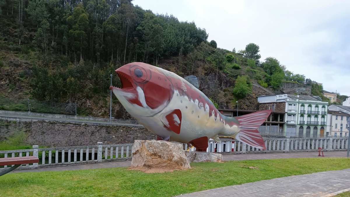 La escultura de trucha  más grande del mundo, en La Pontenova.