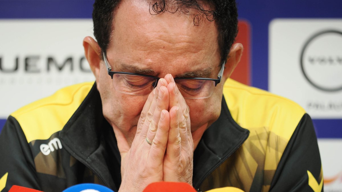 Miguel Ángel Peñas rompe a llorar en la rueda de prensa previa al partido que jugará el Aula ante el Granollers.