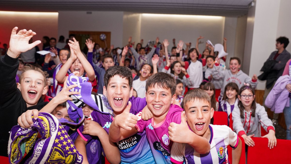 Escolares de Valladolid durante una de las visitas del Real Valladolid a los colegios.