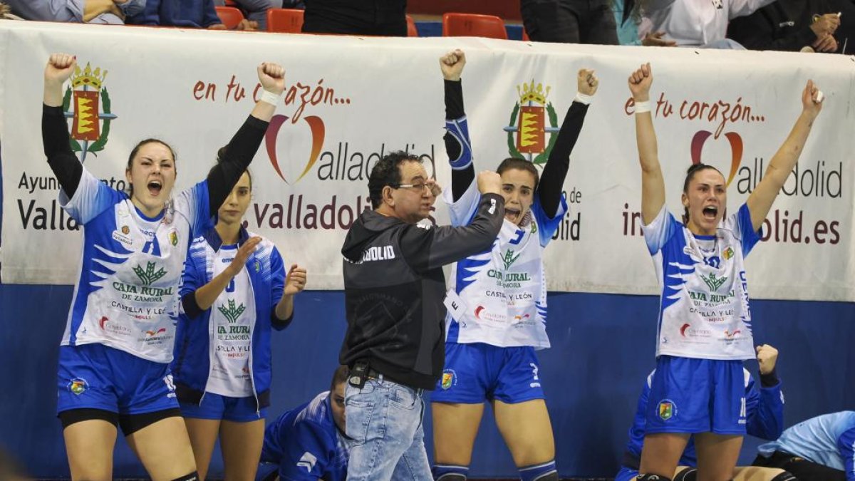 Miguel Ángel peñas y las jugadoras de banquillo celebran un gol del Caja Rural Aula.