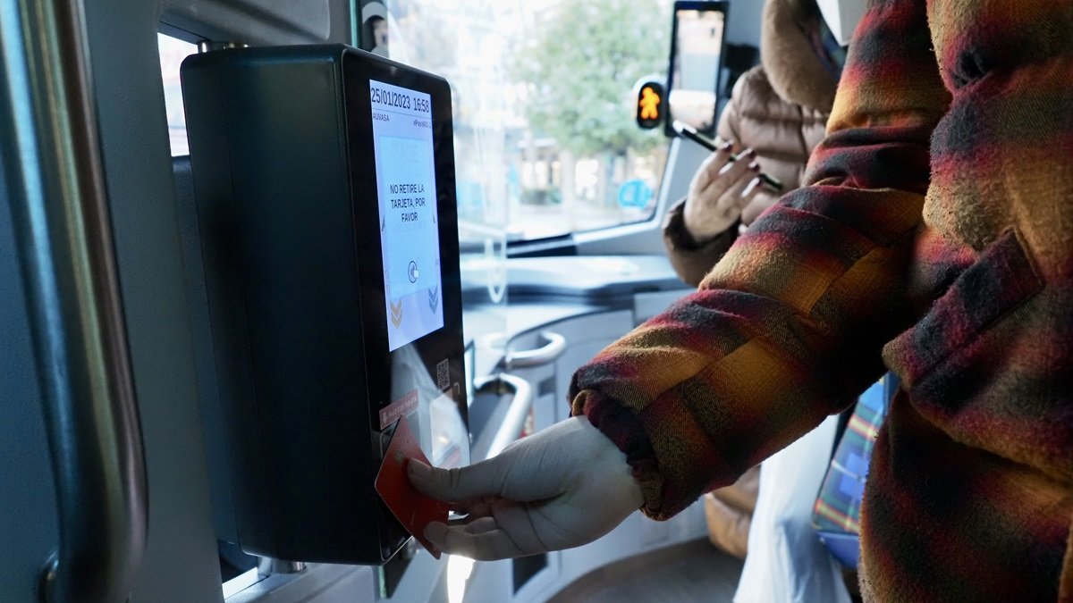 Un usuario paga el billete de autobús en Valladolid, en una imagen de archivo.