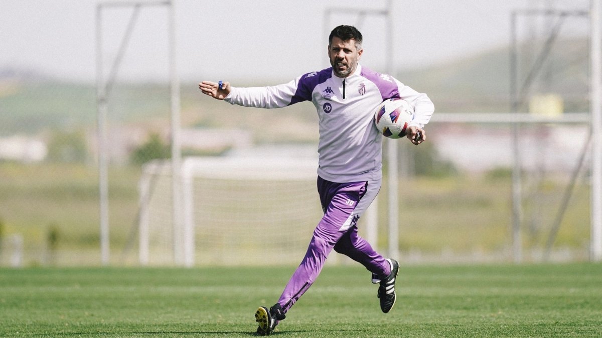 Pezzolano da instrucciones durante un entrenamiento.