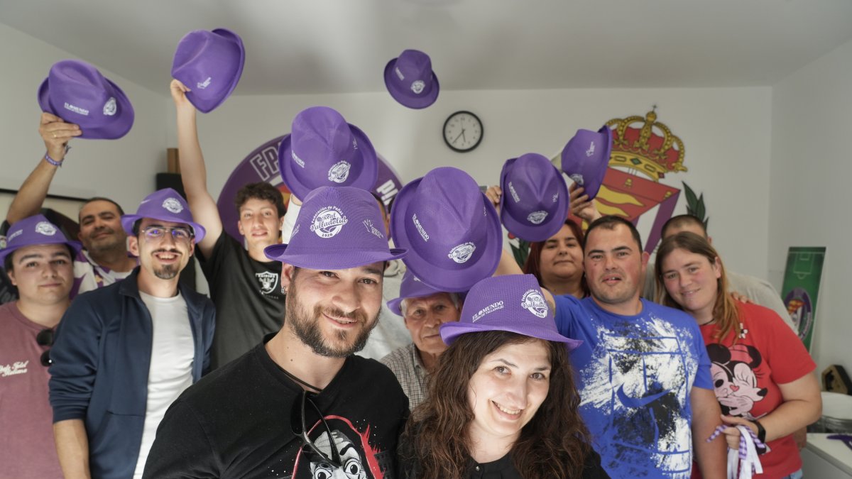 JPeñistas del Real Valladolid, con el sombrero lanzado por la Federación y este diario.