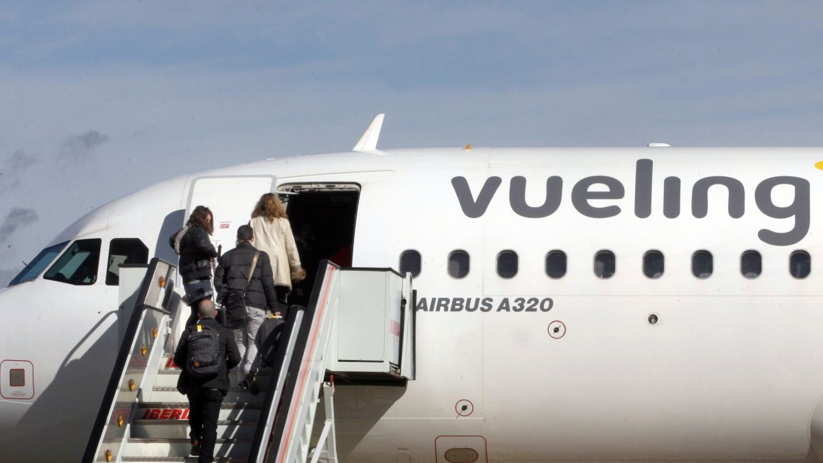 Salida del primer vuelo de Vueling desde el aeropuerto de Villanubla a Barcelona en 2013