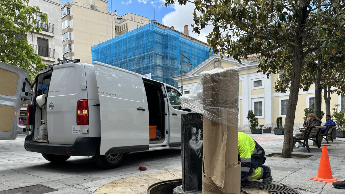 Recambio de la fuente de agua potable en la plaza de Santa Ana